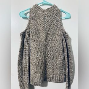 Shoulder cuffed knitted sweater